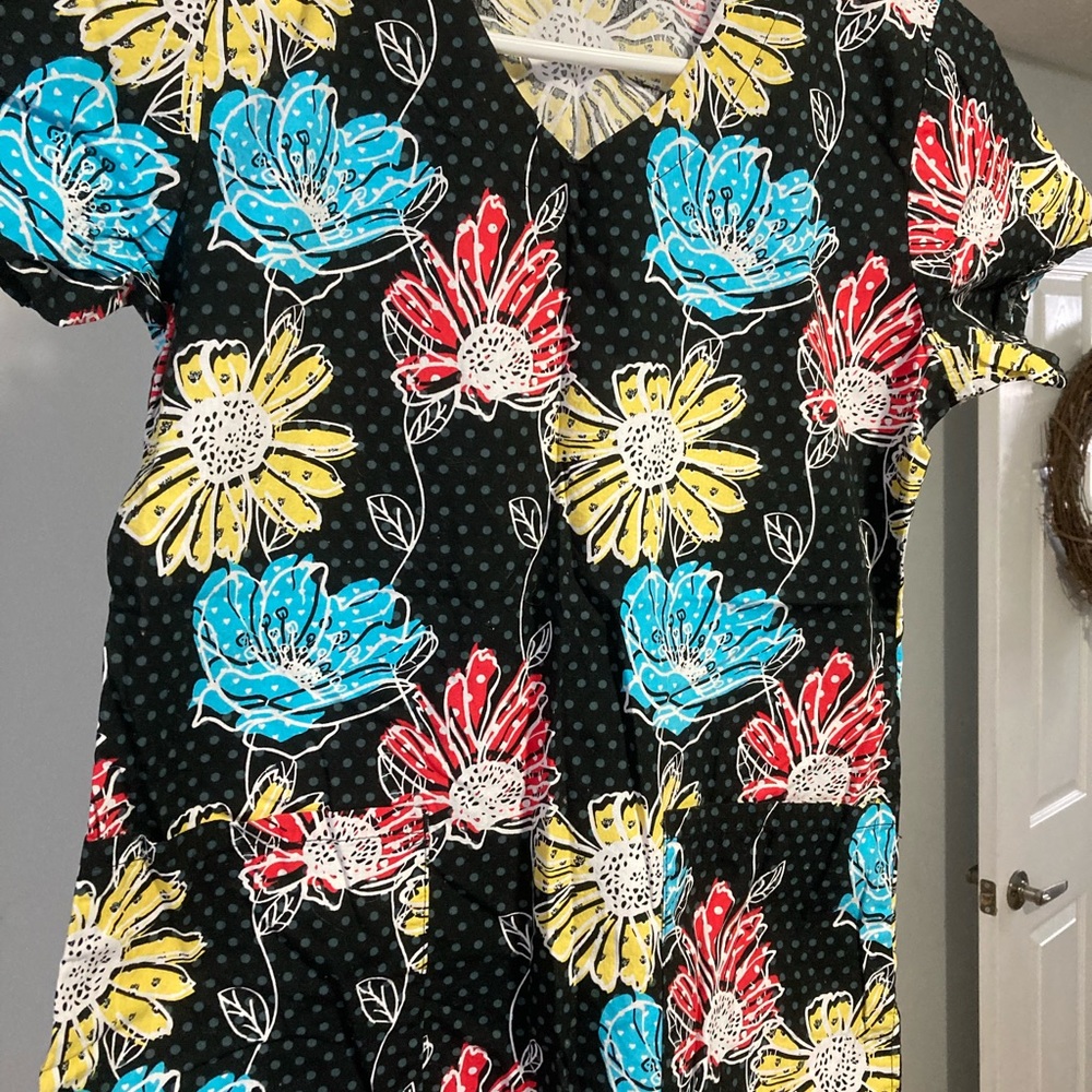 Ladies Scrub Top - Picture 2 of 6